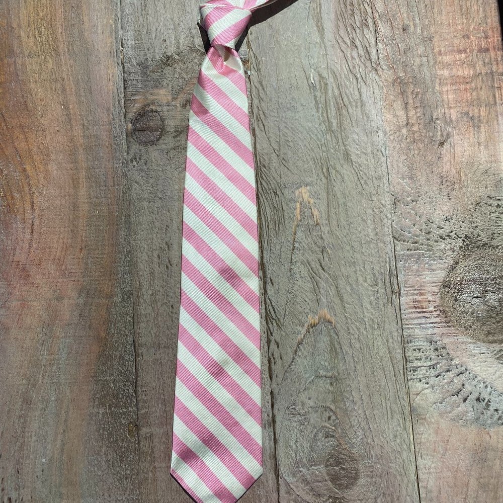 Social Primer tie- pink and white